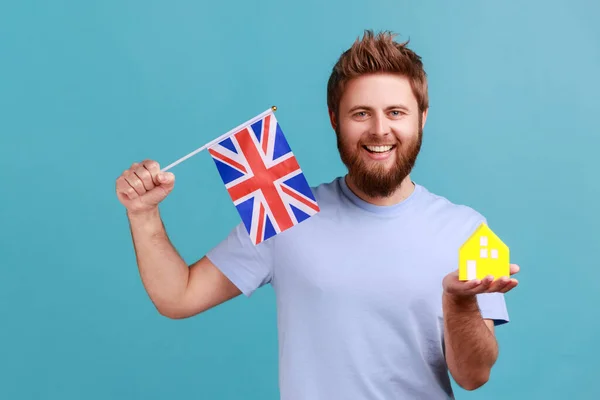 Büyük Britanya Bayrağı Kağıt Evi Ile Ayakta Duran Mutlu Sakallı — Stok fotoğraf