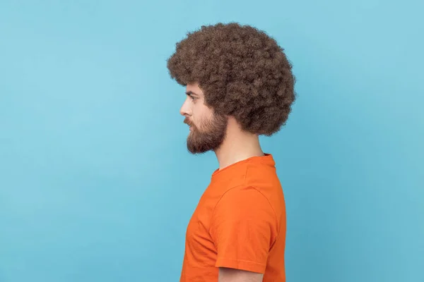 Vista Lateral Homem Com Penteado Afro Camiseta Olhando Diretamente Para — Fotografia de Stock