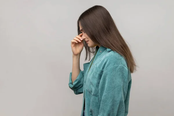 Visão Lateral Mulher Deprimida Segurando Cabeça Para Baixo Tocando Rosto — Fotografia de Stock