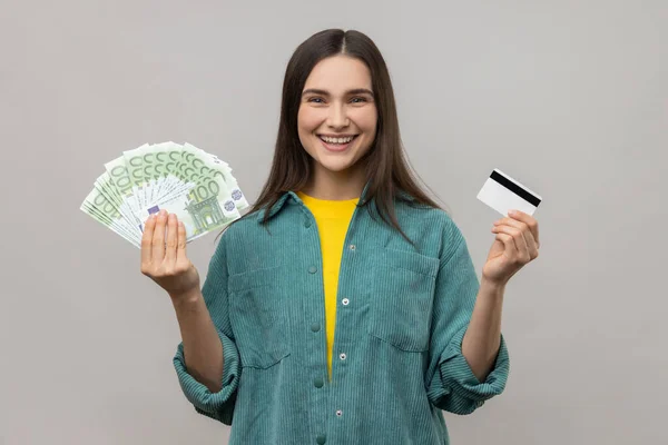 Zadowolona Młoda Kobieta Kartą Kredytową Fanem Euro Gotówki Patrząc Aparat — Zdjęcie stockowe
