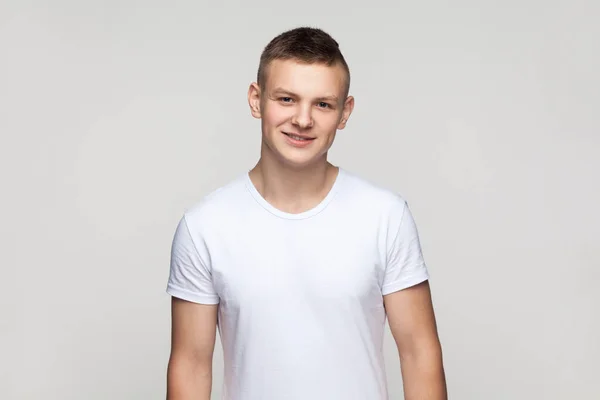 Πορτρέτο Ικανοποιημένη Χαρούμενη Έφηβος Αγόρι Φορώντας Shirt Στέκεται Κοιτάζοντας Κάμερα — Φωτογραφία Αρχείου