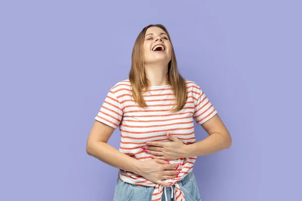 Mujer Rubia Extremadamente Feliz Vistiendo Una Camiseta Rayas Sosteniendo Estómago — Foto de Stock