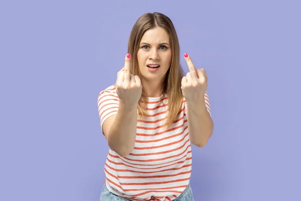 Retrato Mulher Loira Vulgar Rude Vestindo Camiseta Listrada Mostrando Dedos — Fotografia de Stock