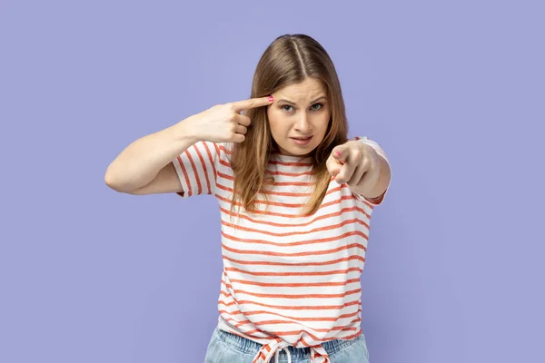Retrato Mulher Loira Descontente Vestindo Camiseta Listrada Segurando Dedo Perto — Fotografia de Stock