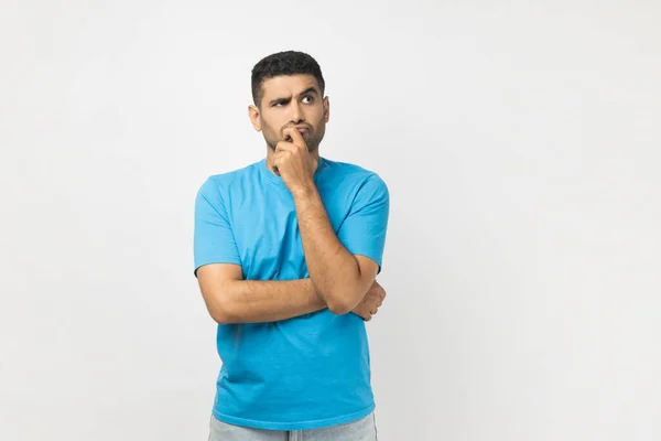 Retrato Homem Sério Sem Barba Pensativo Vestindo Azul Shirt Mantém — Fotografia de Stock