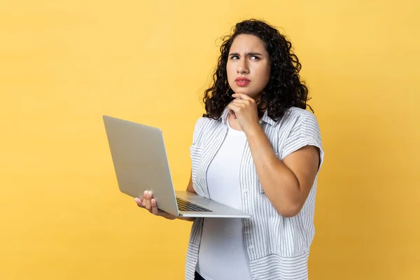 Retrato Mulher Pensativa Pensativa Com Cabelo Ondulado Escuro Trabalhando Laptop — Fotografia de Stock