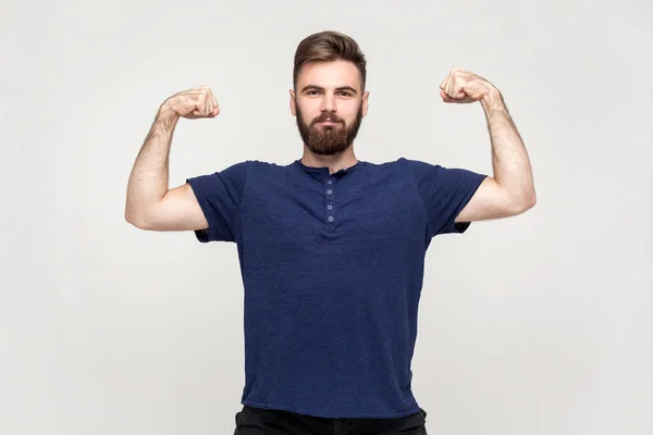 Retrato Hombre Fuerte Guapo Con Barba Que Usa Una Camiseta — Foto de Stock