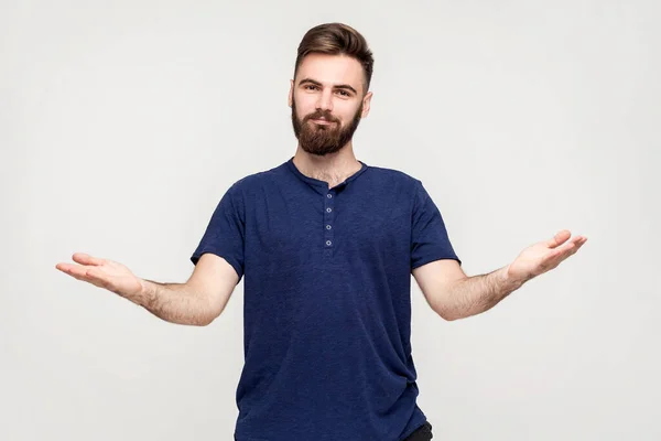 Lütfen Bedavaya Koyu Renk Tişörtlü Nazik Bir Adam Elini Uzatıyor — Stok fotoğraf