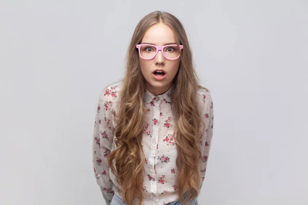 Retrato Mulher Surpreendida Surpreendida Óculos Com Cabelos Longos Loiros Olhando — Fotografia de Stock