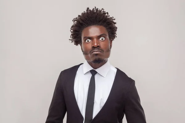 Portré Férfi Afro Frizura Néz Dühös Szigorú Kifejezés Bámul Közvetlenül — Stock Fotó