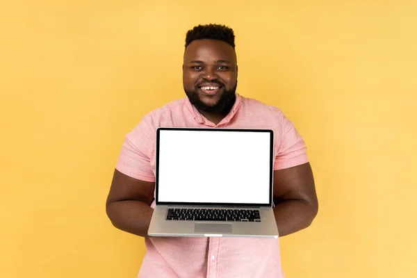 Porträt Eines Glücklich Lächelnden Mannes Rosa Hemd Der Laptop Mit — Stockfoto