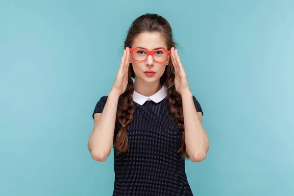 Örgülü Çekici Bir Kadının Portresi Kırmızı Gözlüklerle Ele Tutuşuyor Kameraya — Stok fotoğraf