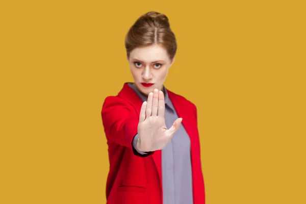 Retrato Mujer Seria Concentrada Con Labios Rojos Mostrando Gesto Stop — Foto de Stock