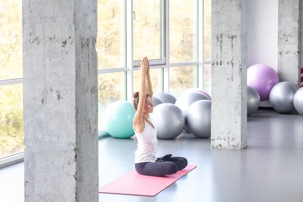 Sportif Rahat Kadın Portresi Yoga Yapıyor Sukhasana Egzersizi Yapıyor Kolayca — Stok fotoğraf