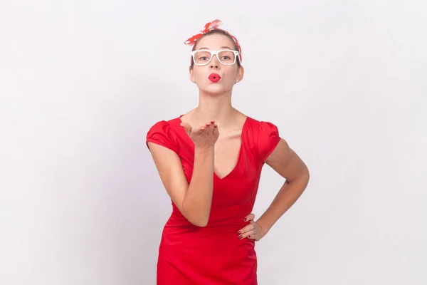 Πορτρέτο Της Πολύ Όμορφη Χαριτωμένο Γυναίκα Φορώντας Κόκκινο Φόρεμα Και — Φωτογραφία Αρχείου