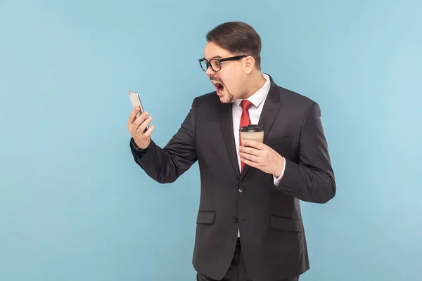 Retrato Del Hombre Asustado Conmocionado Pie Usando Teléfono Celular Mirando — Foto de Stock
