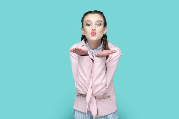 Πορτρέτο Του Ρομαντικού Φλερτ Έφηβος Κορίτσι Πλεξούδες Φορώντας Ροζ Σακάκι — Φωτογραφία Αρχείου