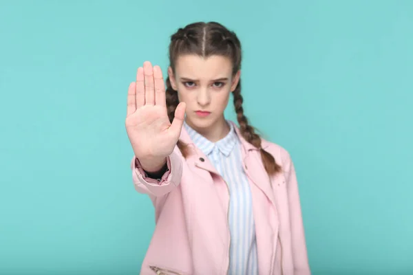 Komoly Szigorú Tinédzser Lány Portréja Rózsaszín Kabátban Megállási Gesztust Mutat — Stock Fotó