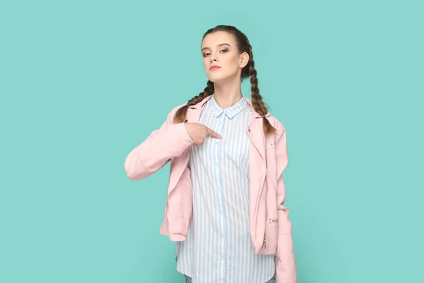 Önbizalomgerjesztő Büszke Tinédzser Lány Portréja Rózsaszín Kabátban Büszkén Mutogatva Magára — Stock Fotó
