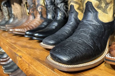 Teksas 'ta bir markette kovboy botlarının yakın çekimi, batı klasik koleksiyonu..
