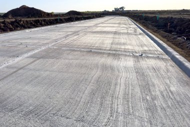 Yeni bir beton yol inşaatı, yeni bir yol için beton zemin.