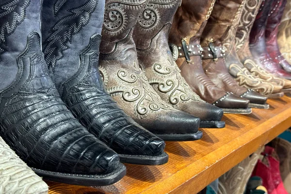 Samling Cowboystövlar Står Trähylla Butik Texas Västerländska Skor Ranch — Stockfoto