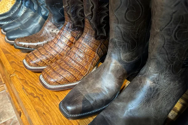 Kollektion Läder Handgjorda Cowboy Stövlar Stå Trähylla Butik Texas Västerländska — Stockfoto