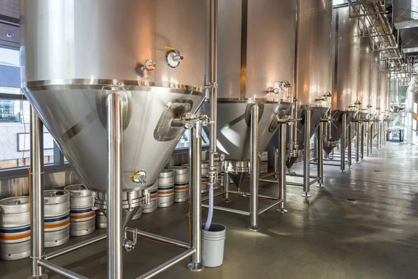 Fábrica Moderna Cerveja Fileira Tanques Aço Para Fermentação Maturação Cerveja — Fotografia de Stock