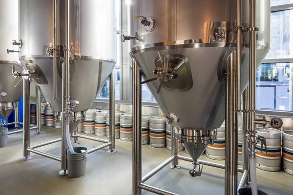 Modern bira fabrikası, bira fabrikası. Çelik silindir, bira üretimi..