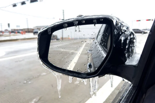 Sokaktaki araba, buzlu yağmurla kaplı araba aynası, yolun yansıması, Teksas 'ta buzla kaplı zemin..