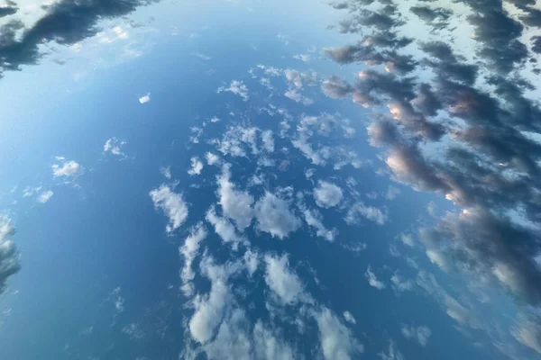Drone Vista Superior Reflexão Céu Azul Com Nuvens Brancas Água — Fotografia de Stock