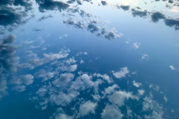 Widok Lotu Ptaka Odbicia Nieba Puszystymi Chmurami Rzece Jeziorze Morzu — Zdjęcie stockowe