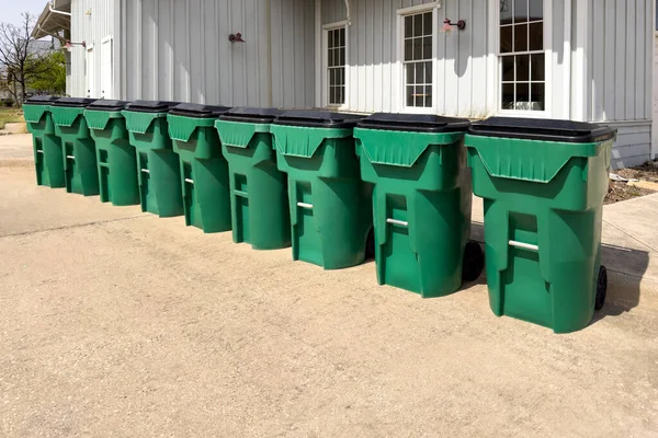 Řada Zelených Čistých Popelnic Blízkosti Domu Likvidace Odpadků Zelených Kontejnerech — Stock fotografie