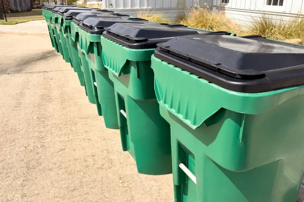 家の近くの緑のきれいなゴミ箱の列の閉鎖 住宅団地内の緑の容器のゴミ処理 — ストック写真