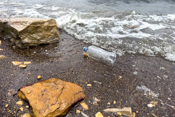 Lixo Derramado Praia Vazio Usado Garrafa Plástico Sujo Mar Sujo — Fotografia de Stock