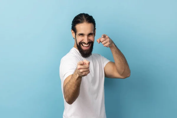 Retrato Homem Otimista Positivo Com Barba Vestindo Camiseta Branca Apontando — Fotografia de Stock