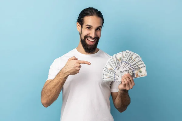 Portret Optymisty Brodą Białym Shircie Celującego Fankę Banknotów Dolarowych Patrzącego — Zdjęcie stockowe
