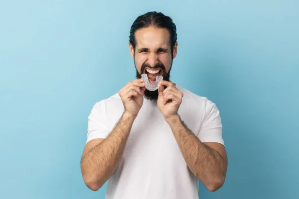 Portrét Muže Vousy Bílém Tričku Zubní Rovnátka Zubní Klinika Pro — Stock fotografie