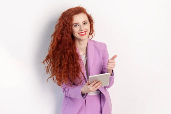 Πορτρέτο Της Αισιόδοξης Ευτυχισμένη Κοκκινομάλλα Γυναίκα Κυματιστά Μαλλιά Στέκεται Και — Φωτογραφία Αρχείου