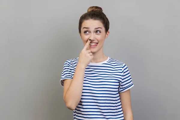 Çizgili Tişört Giyen Çocuksu Bir Kadının Portresi Burnunu Karıştırırken Dilinden — Stok fotoğraf