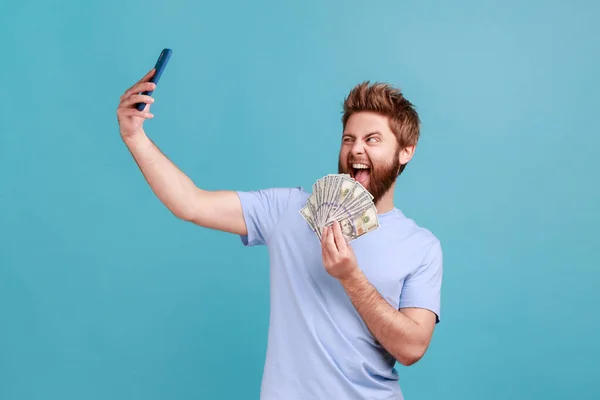 Heyecanlı Yakışıklı Sakallı Adamın Portresi Büyük Bir Dolar Banknotları Hayranıyla — Stok fotoğraf