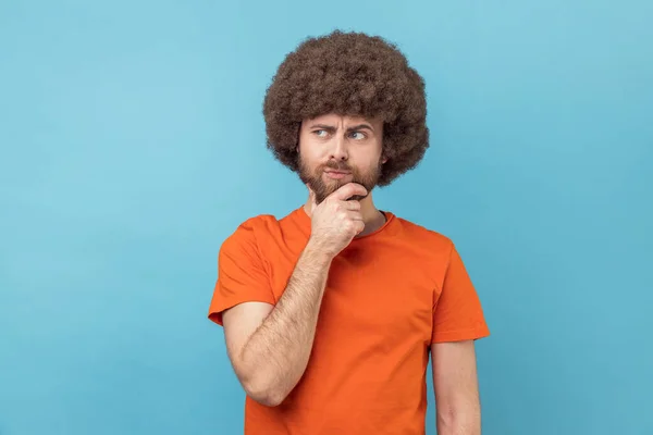 Retrato Homem Com Penteado Afro Vestindo Camiseta Laranja Segurando Queixo — Fotografia de Stock