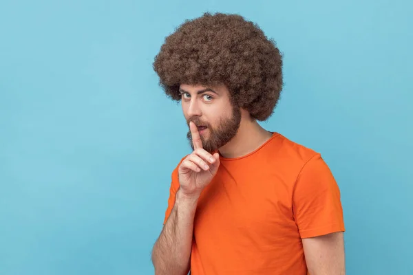 Retrato Hombre Con Peinado Afro Usando Camiseta Naranja Mostrando Silencio — Foto de Stock