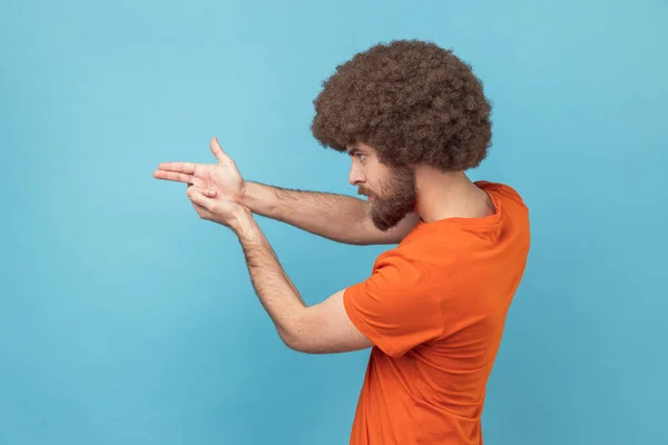 Sidovy Seriös Man Med Afro Frisyr Bär Orange Shirt Hålla — Stockfoto