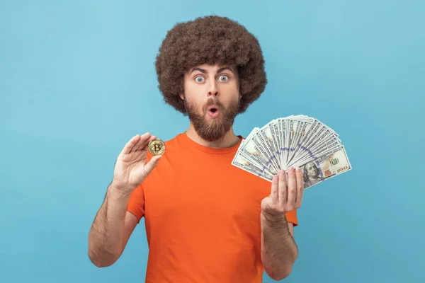 Σοκαρισμένος Άνθρωπος Afro Hairstyle Εκμετάλλευση Δείχνει Δολάρια Χαρτονομίσματα Και Χρυσό — Φωτογραφία Αρχείου