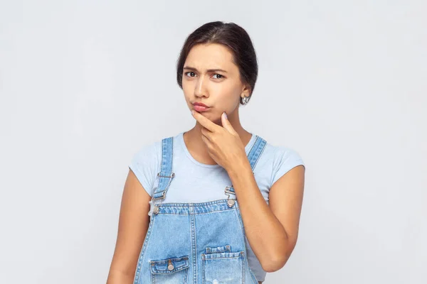 Porträtt Omtänksam Kvinna Bär Denim Overaller Begrunda Allvarliga Frågor Ser — Stockfoto