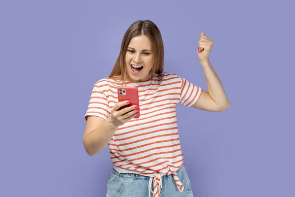 Mujer Rubia Hermosa Extremadamente Feliz Con Una Camiseta Rayas Pie — Foto de Stock