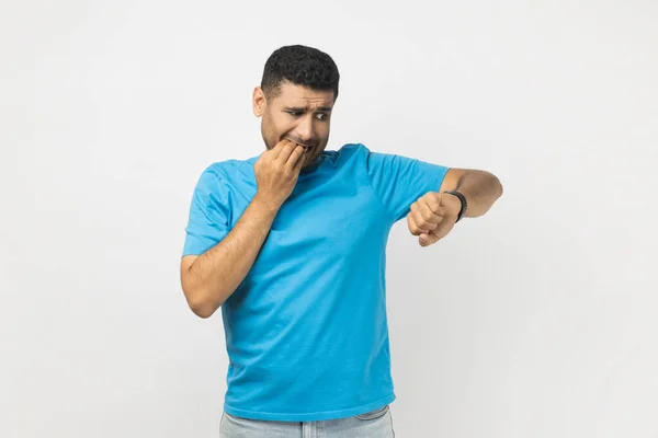 Retrato Hombre Guapo Nervioso Sin Afeitar Usando Una Camiseta Azul — Foto de Stock