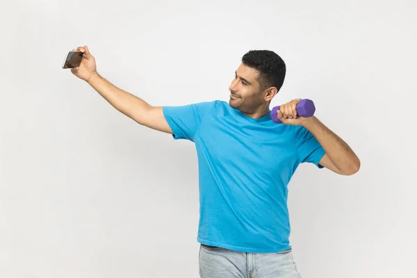 Mavi Tişört Giyen Elinde Dambıl Tutan Fitness Kulübünde Selfie Çeken — Stok fotoğraf
