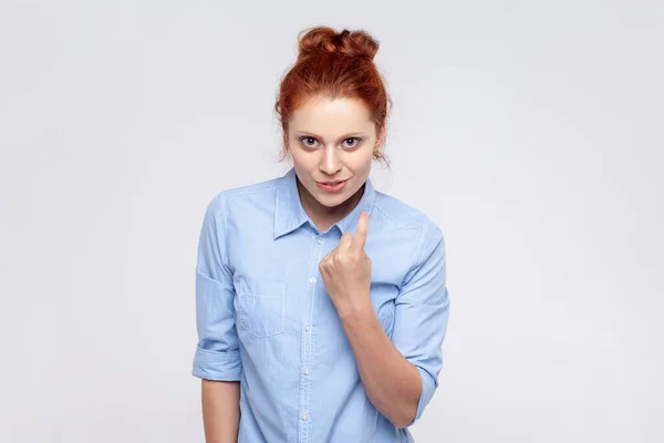 Portret Przyjaznej Młodej Rudej Kobiety Niebieskiej Koszuli Pokazujący Skandaliczny Gest — Zdjęcie stockowe